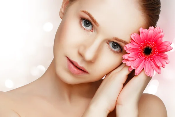 Schönheit natürliche junge Mädchen mit Blume rosa Gerbera — Stockfoto