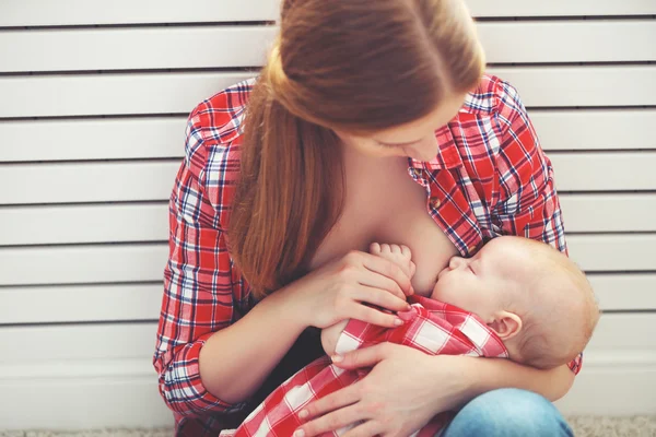 Allattamento al seno. madre allattamento al seno bambino — Foto Stock