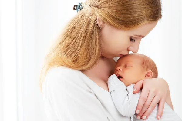 Bebé recién nacido en tierno abrazo de la madre —  Fotos de Stock