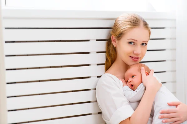 Pasgeboren baby in inschrijving omhelzing van moeder — Stockfoto