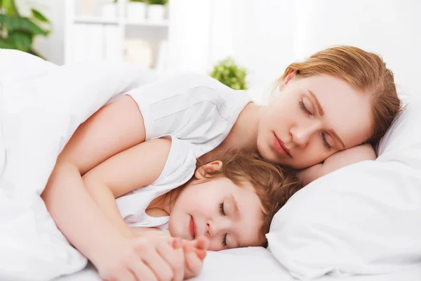 Felice famiglia madre e bambino dormire a letto — Foto Stock