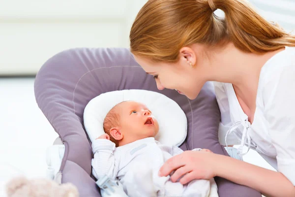 Lycklig familj. Mamma leker med nyfött barn — Stockfoto