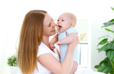 mutlu aile anne bebekle oynarken 