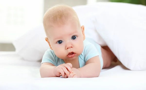 Bebé recién nacido feliz en la cama — Foto de Stock