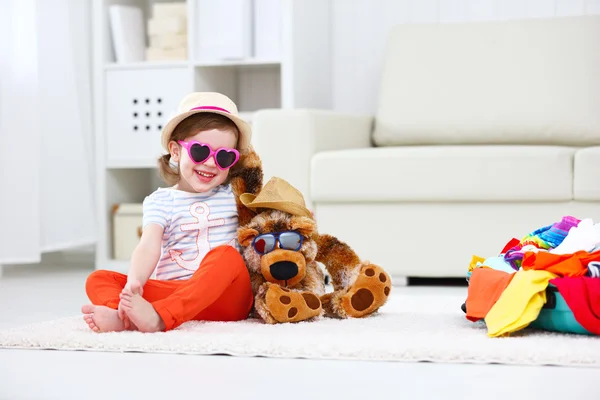 Niña feliz recoger maleta de vacaciones — Foto de Stock