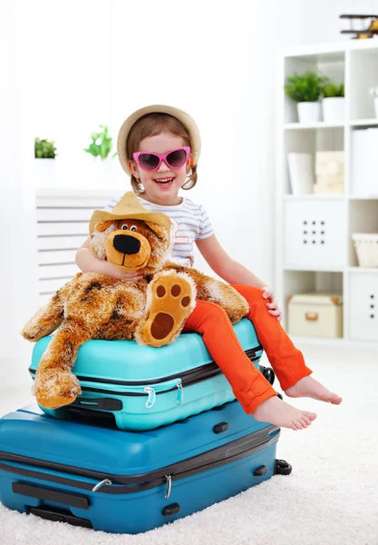 Niña feliz recoger maleta de vacaciones —  Fotos de Stock