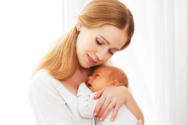 Újszülött gyengéd ölelés anya — Stock Fotó