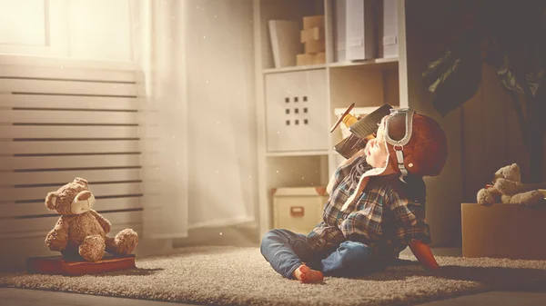 Conceito de sonhos e viagens. piloto aviador criança com um brinquedo a — Fotografia de Stock