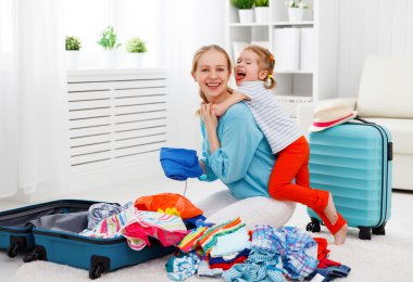 mutlu aile anne ve çocuk kızı bavul vaca için Paketli