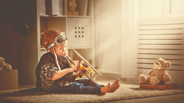 Concepto de sueños y viajes. piloto aviador niño con un juguete un — Foto de Stock