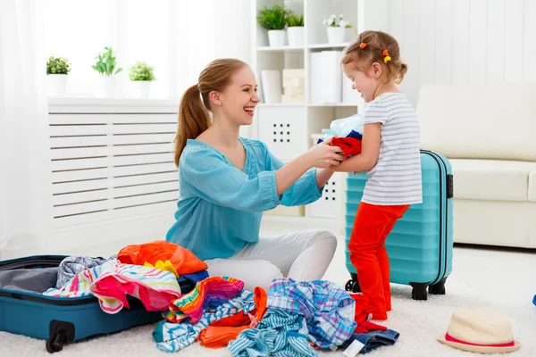 Mutlu aile anne ve çocuk kızı bavul vaca için Paketli — Stok fotoğraf