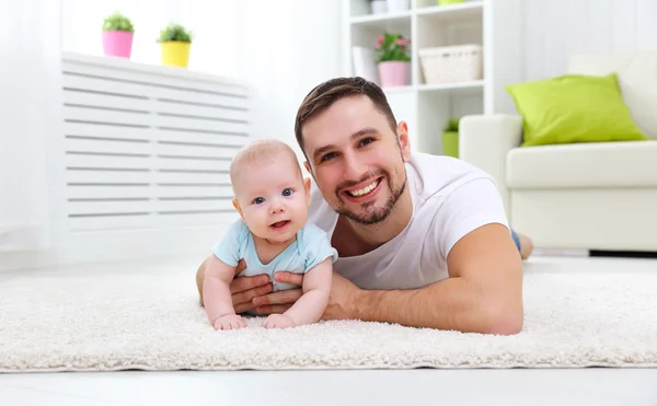 Glad familj far och baby son — Stockfoto