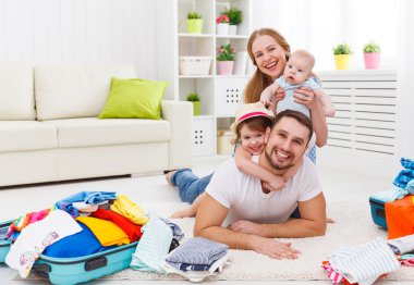mutlu aile anne, baba ve iki çocuk Paketli bavul fo