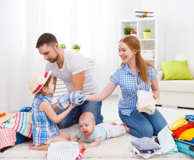 mutlu aile anne, baba ve iki çocuk Paketli bavul fo