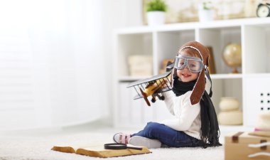 rüyalar ve seyahat kavramı. Pilot pilot çocuk oyuncağı ile bir