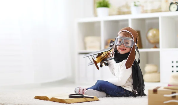 Concept of dreams and travels.  pilot aviator child with a toy a — Stock Photo, Image