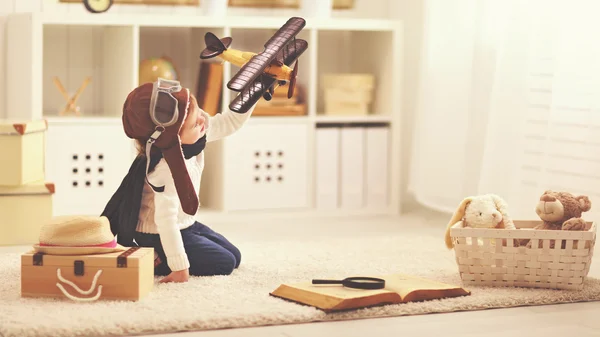 Concept of dreams and travels.  pilot aviator child with a toy a — Stock Photo, Image