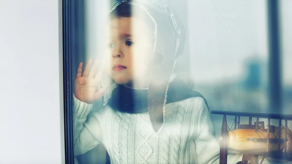Концепция снов и путешествий. грустный ребенок в шлеме пилота — стоковое фото