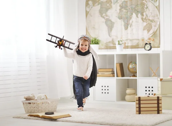 Concepto de sueños y viajes. niño jugando con un avión pi —  Fotos de Stock