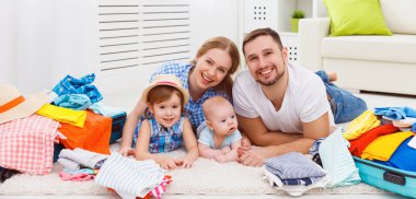 mutlu aile anne, baba ve iki çocuk Paketli bavul fo