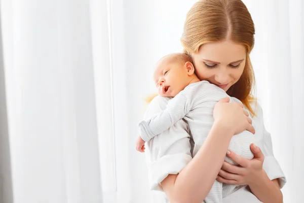 Neonato in tenero abbraccio di mamma — Foto Stock