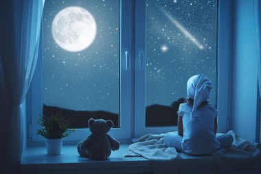 çocuk hayal ve yıldızlı gökyüzünün, hayran penceresi küçük kıza 