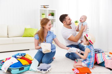 mutlu aile anne, baba ve iki çocuk Paketli bavul fo