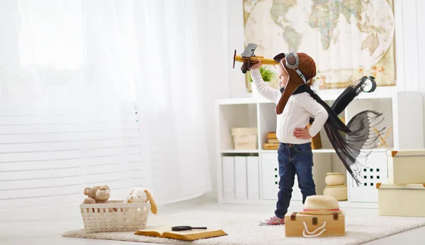 Concept of dreams and travels.  pilot aviator child with a toy a — Stock Photo, Image