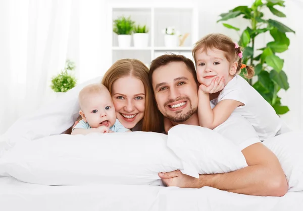 Szczęśliwa rodzina w domu w łóżku — Zdjęcie stockowe