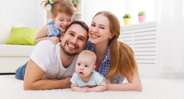 mutlu aile anne, baba ve iki çocuk oyun ve cuddlin