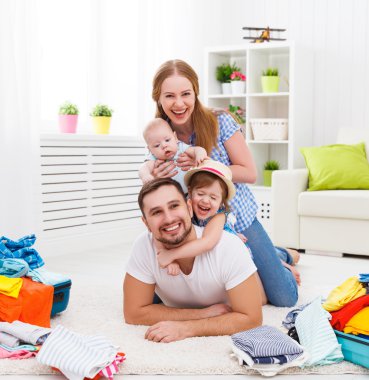 mutlu aile anne, baba ve iki çocuk Paketli bavul fo