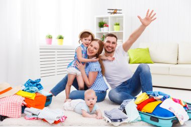 mutlu aile anne, baba ve iki çocuk Paketli bavul fo