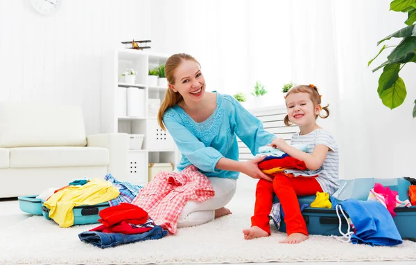 Gelukkige familie moeder en kind dochter koffers gepakt voor vaca — Stockfoto