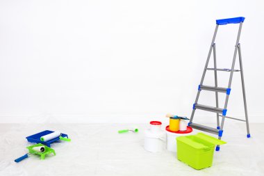 Odaya onarın. bir merdiven ve boş duvar boya