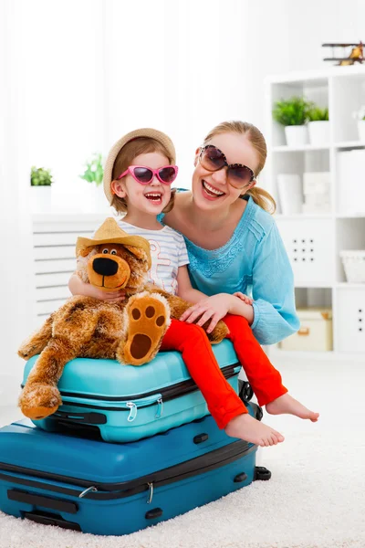 Mutlu aile anne ve çocuk kızı bavul vaca için Paketli — Stok fotoğraf