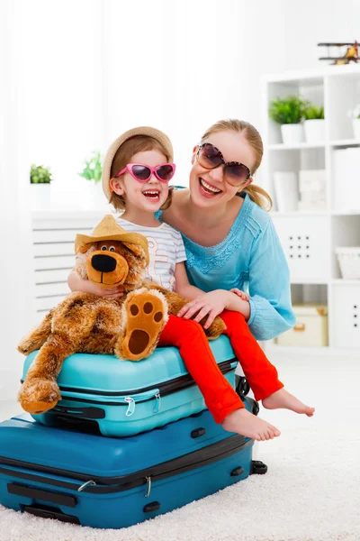 Feliz familia madre e hija hija maletas empacadas para vaca — Foto de Stock