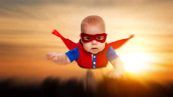 Bambino piccolo supereroe superuomo bambino con un mantello rosso volare th — Foto Stock