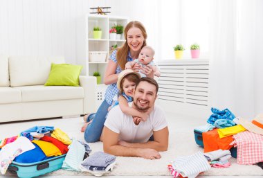 mutlu aile anne, baba ve iki çocuk Paketli bavul fo