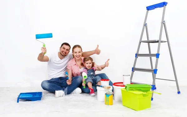 Glad familj mor far och barn dotter gör reparationer — Stockfoto