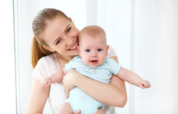 Felice madre di famiglia che gioca con il bambino — Foto Stock