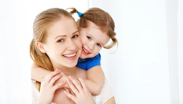 Gelukkige liefdevolle familie. moeder en kind lachen en knuffelen — Stockfoto