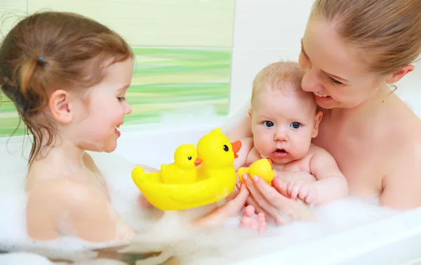 Kąpiel w łaźni z pianki matki razem dzieci dziecko — Zdjęcie stockowe
