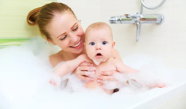 Mandi di kamar mandi dengan busa ibu bersama-sama bayi anak — Stok Foto