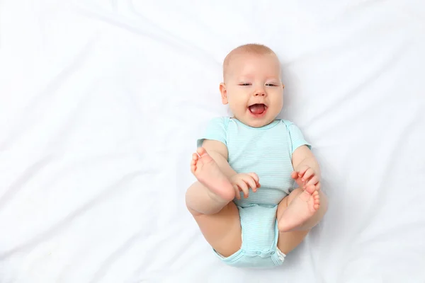 Bebê recém-nascido feliz na cama — Fotografia de Stock