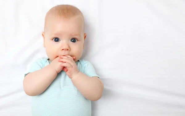 Gelukkig pasgeboren baby op bed — Stockfoto