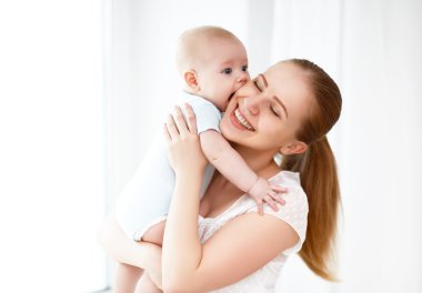 mutlu aile anne bebekle oynarken 