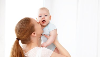 mutlu aile anne bebekle oynarken 