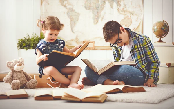 Gyermekek testvére és a húga, a fiú és a lány egy könyvet olvas — Stock Fotó