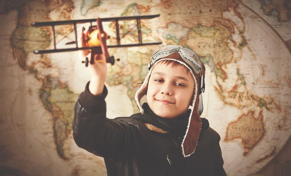 Niño niño adolescente sueños de convertirse en piloto y aviador traveli — Foto de Stock