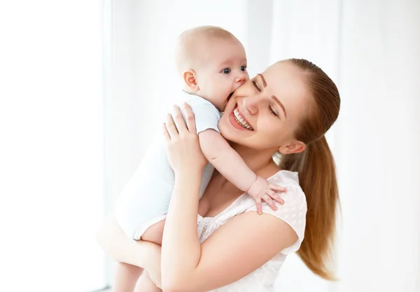 Feliz familia madre jugando con el bebé —  Fotos de Stock